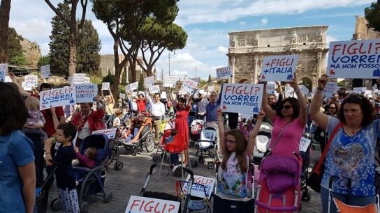 LLenan el Coliseo de carritos de beb&eacute;s vac&iacute;os para protestar contra la ca&iacute;da demogr&aacute;fica