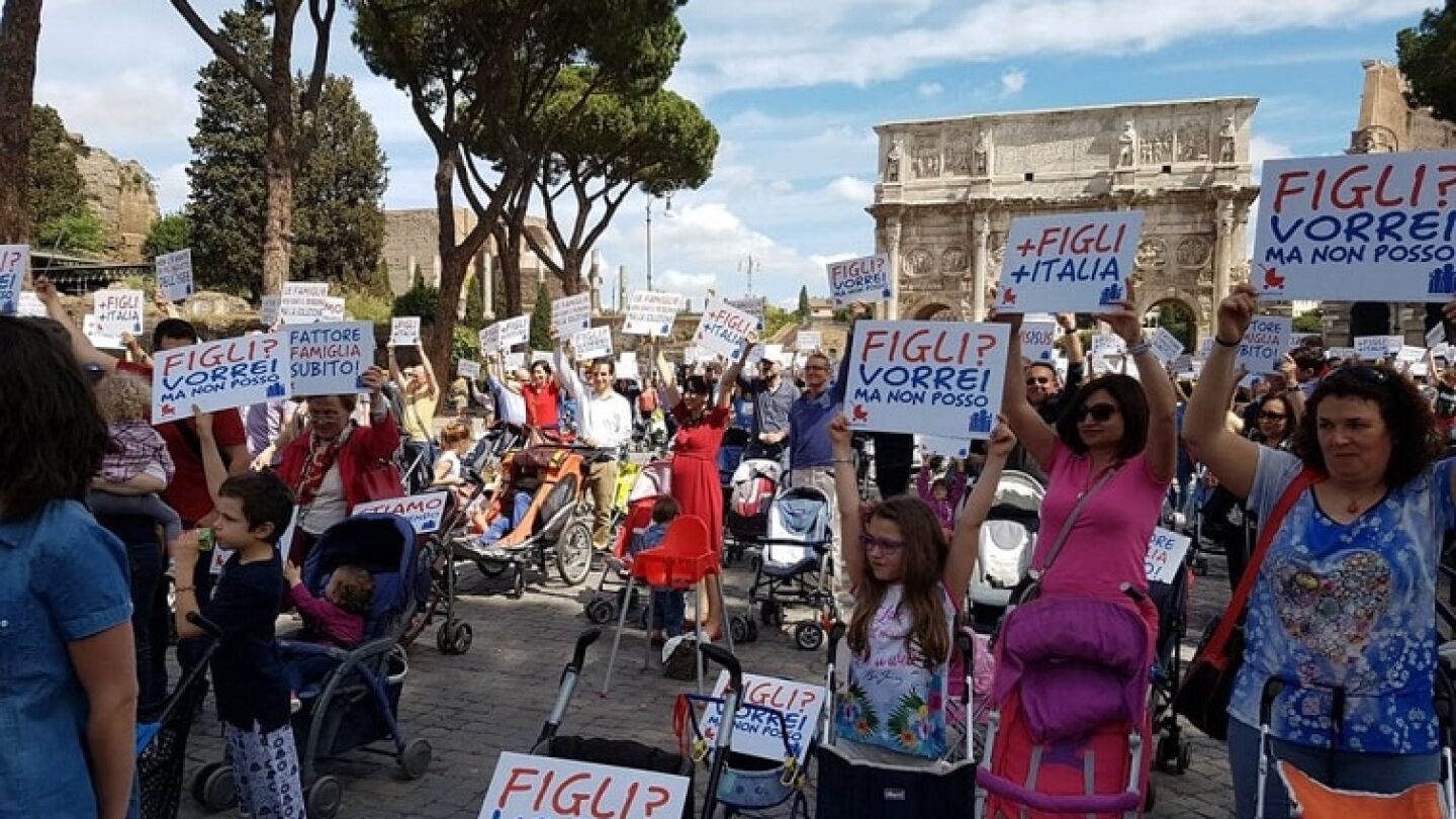 LLenan el Coliseo de carritos de beb&eacute;s vac&iacute;os para protestar contra la ca&iacute;da demogr&aacute;fica