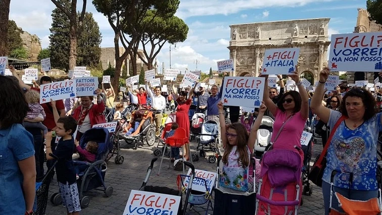 LLenan el Coliseo de carritos de bebés vacíos para protestar contra la caída demográfica