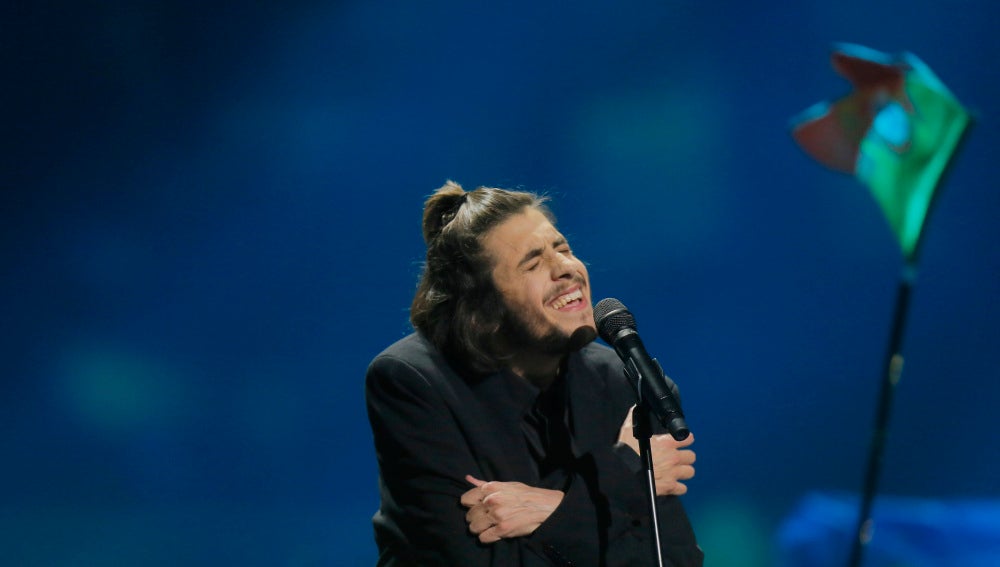 el ganador de eurovisión salvador sobral, ingresado a la espera de