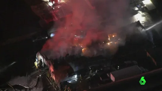 Un incendio destruye una tienda de muebles en California Un incendio destruye una tienda de muebles en California