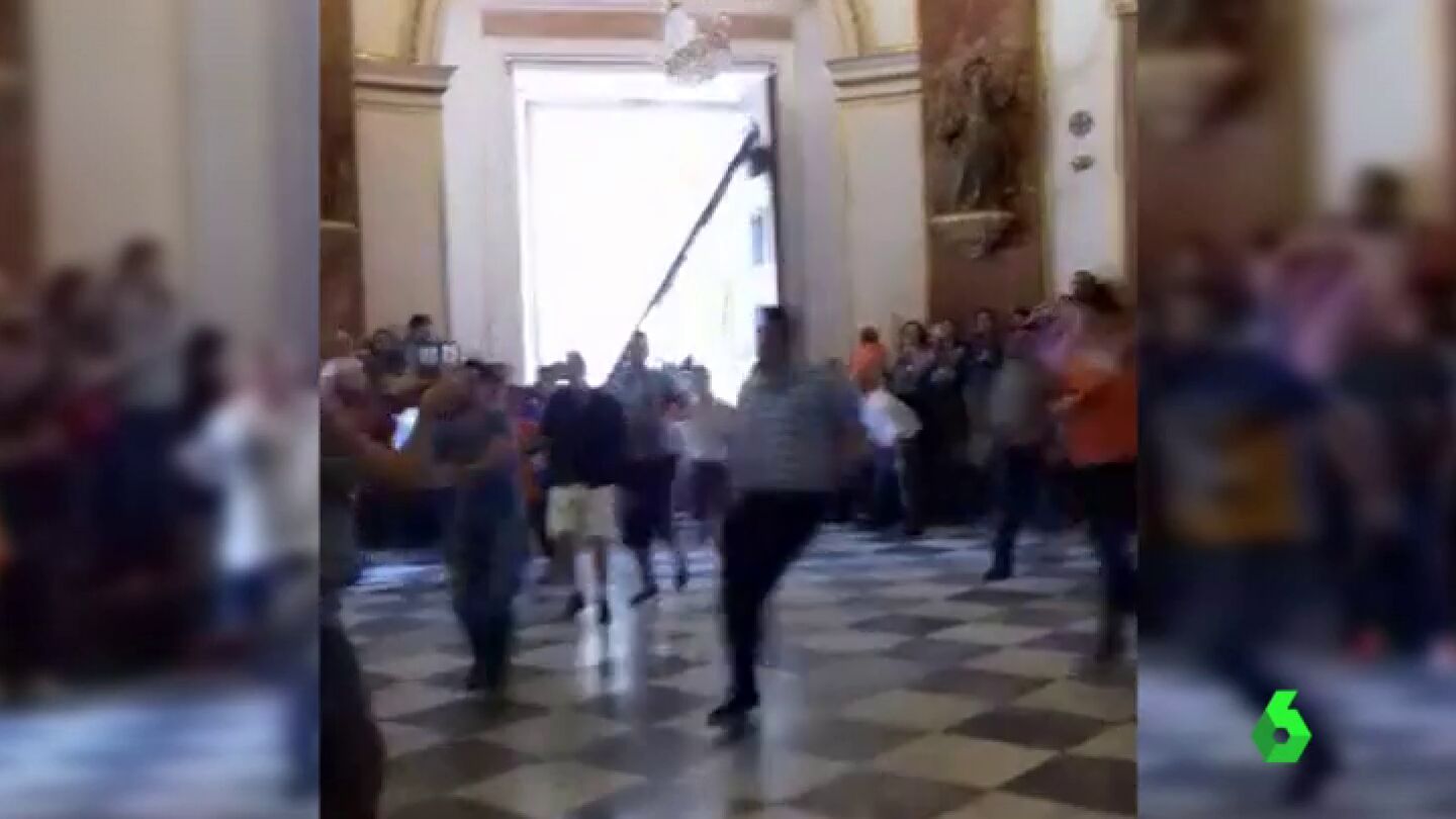Puerta de la bas&iacute;lica en el momento del derrumbe