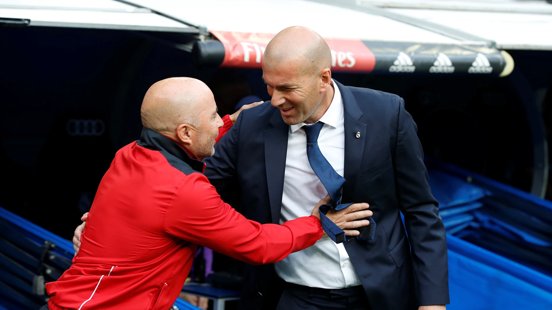 Zidane y Sampaoli se saludan antes del Real Madrid - Sevilla