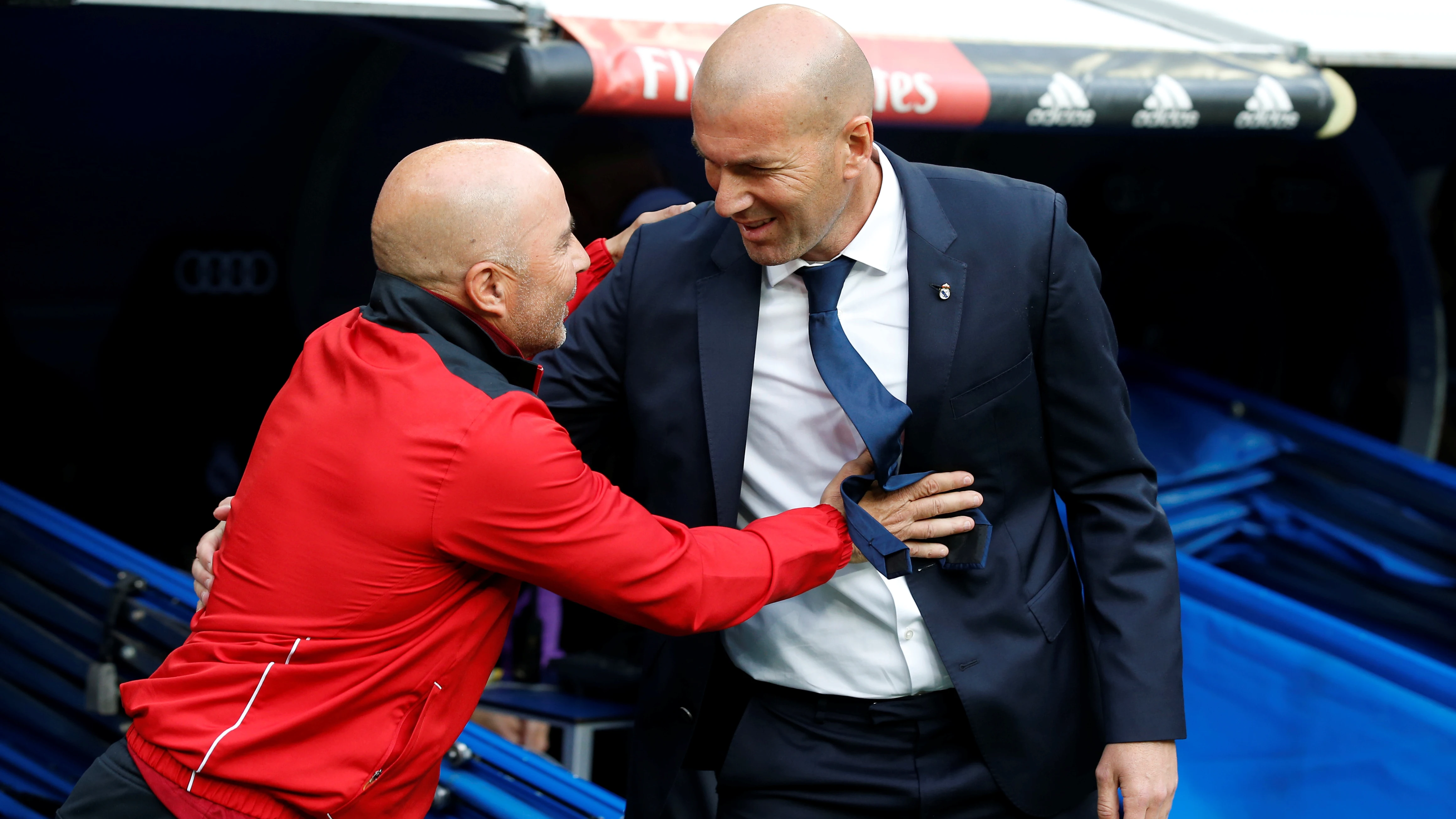 Zidane y Sampaoli se saludan antes del Real Madrid - Sevilla