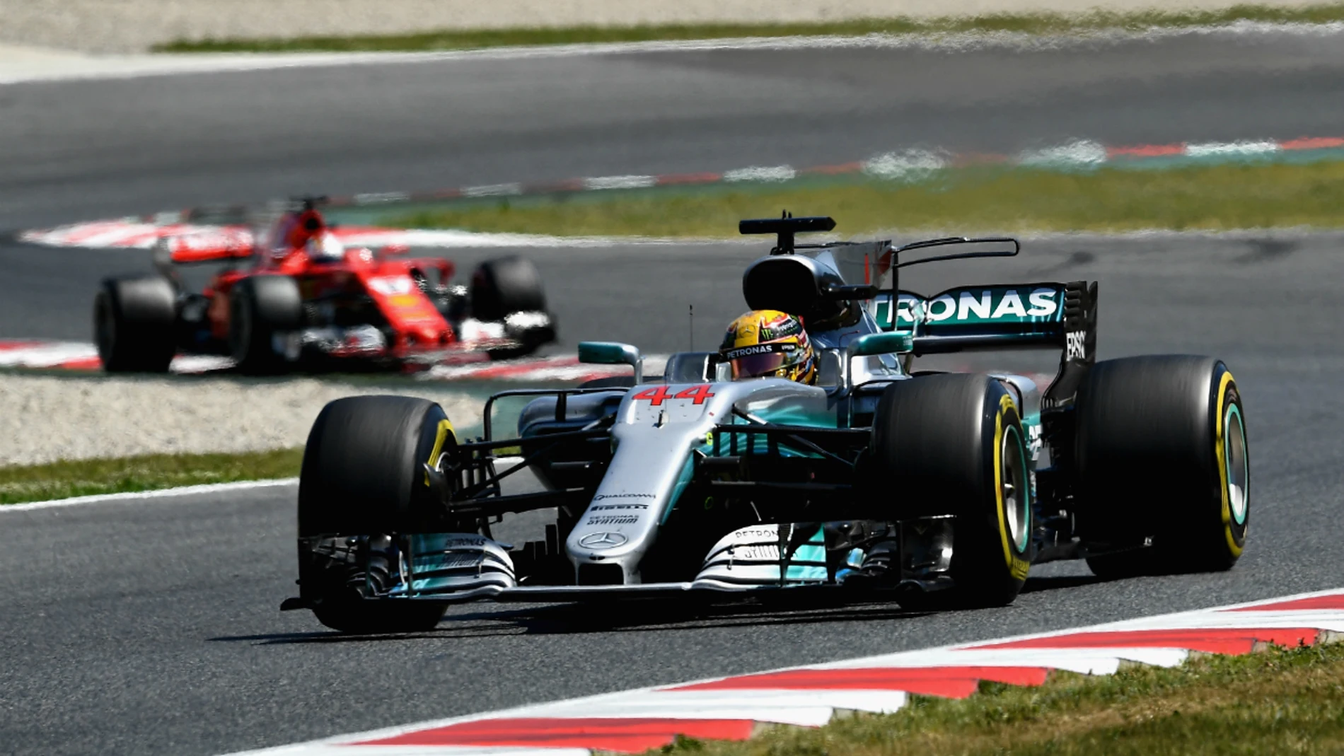 Hamilton rueda delante de Vettel