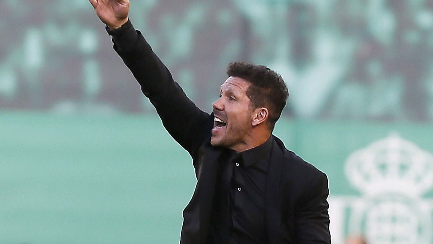Simeone da indicaciones en la banda del Benito Villamar&iacute;n