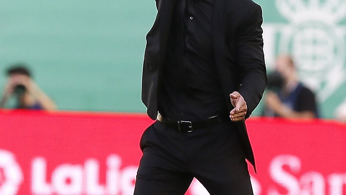 Simeone da indicaciones en la banda del Benito Villamarín Simeone da indicaciones en la banda del Benito Villamarín