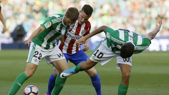 Gameiro puja con Brasanac y con Ceballos Gameiro puja con Brasanac y con Ceballos