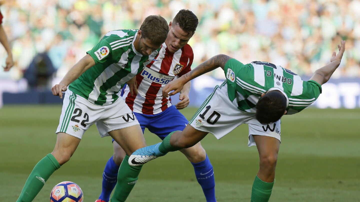 Gameiro puja con Brasanac y con Ceballos