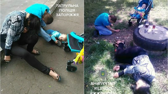 Los padres tirados en el suelo junto a su bebé Los padres tirados en el suelo junto a su bebé