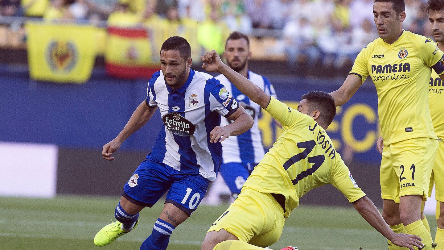 Jaume Costa intenta robar el bal&oacute;n a Florin Adone