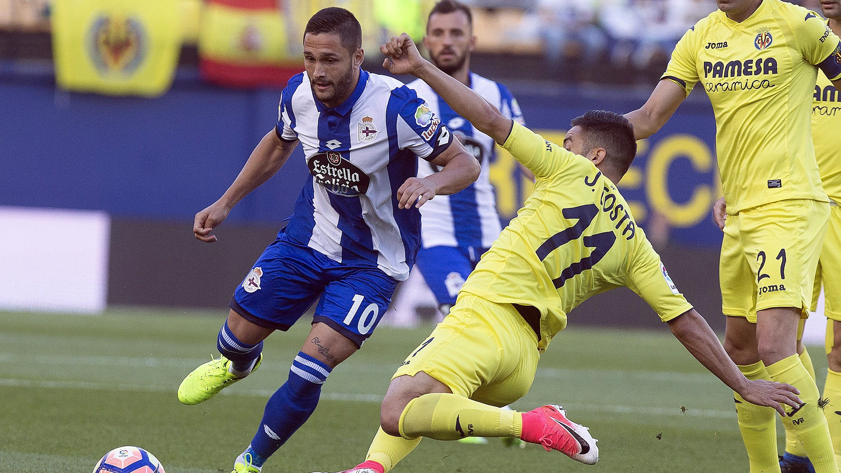 Jaume Costa intenta robar el balón a Florin Adone