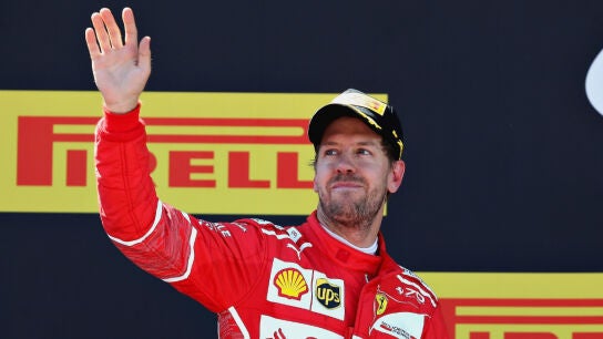 Vettel saluda a la afici&oacute;n