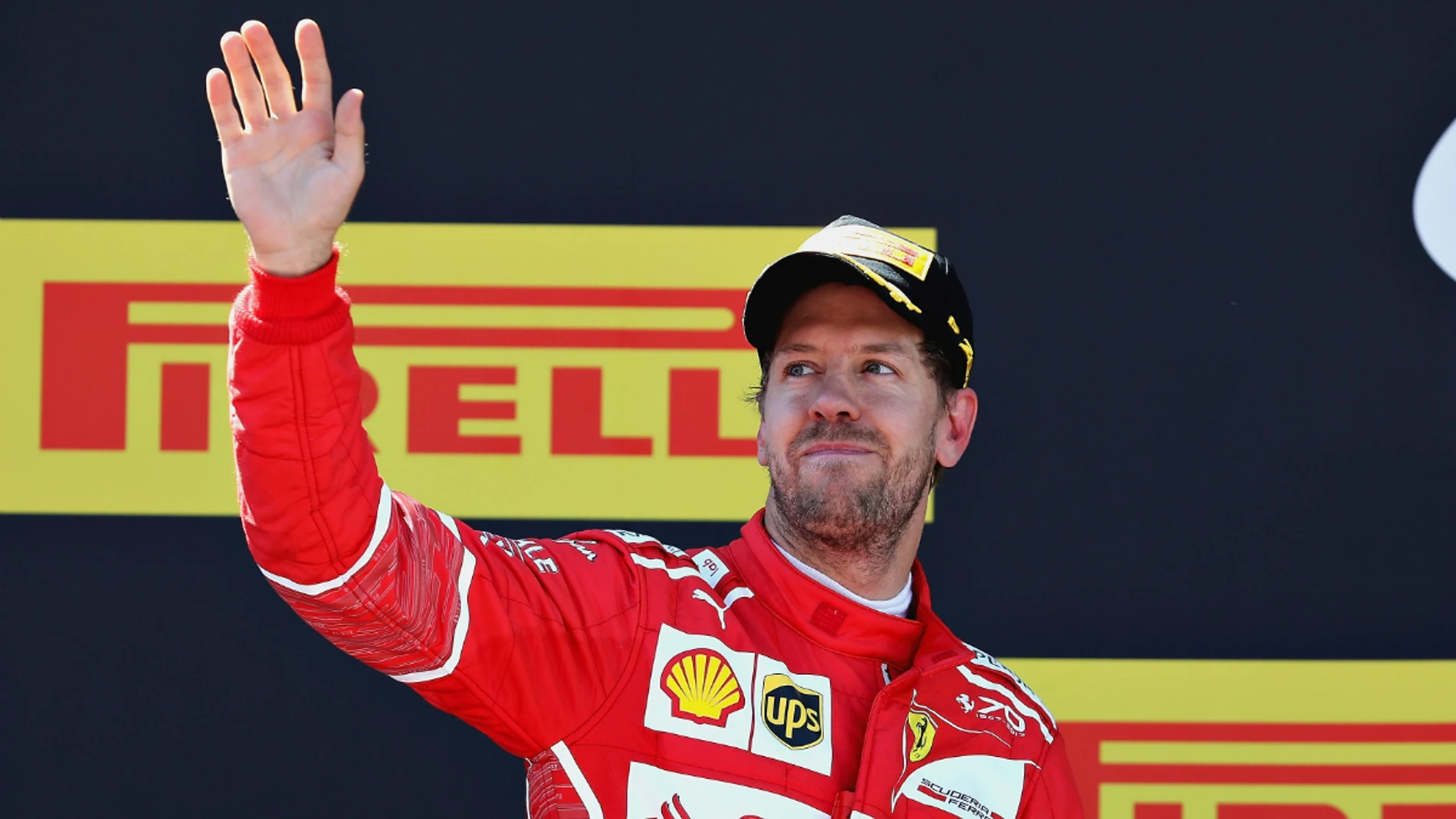 Vettel saluda a la afición