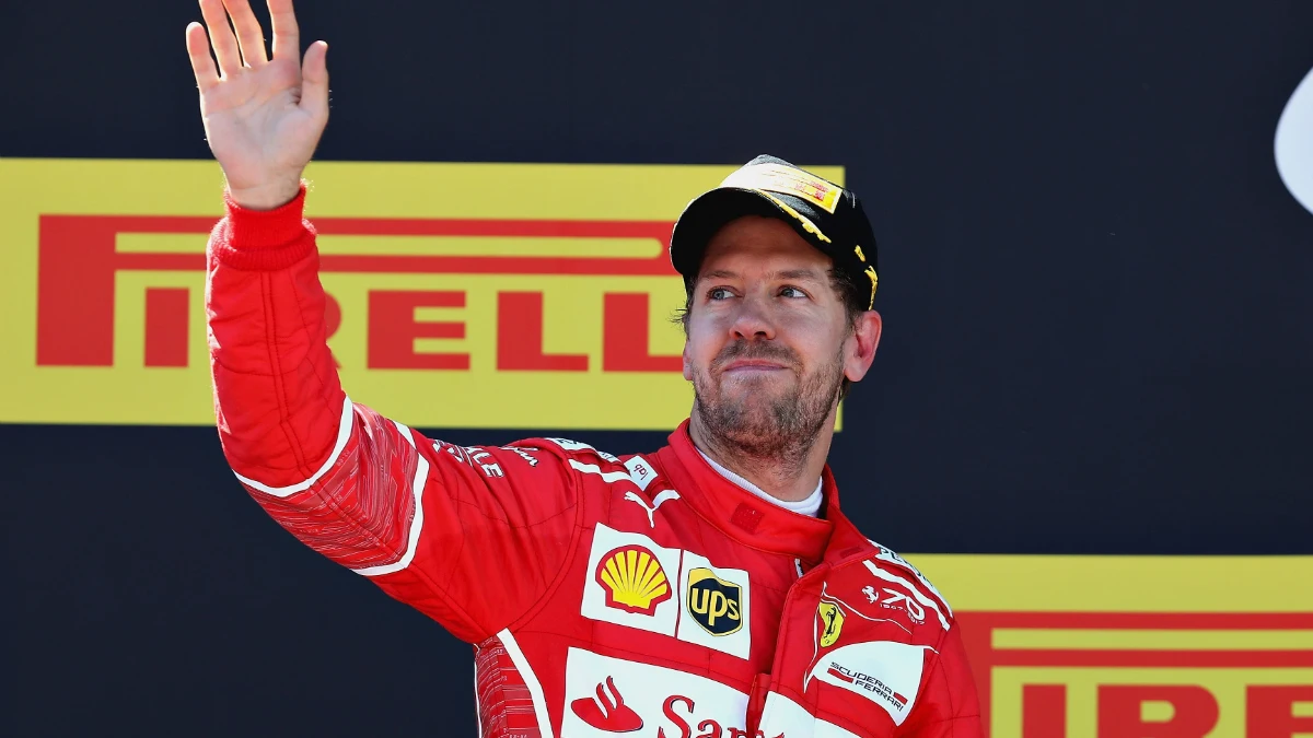 Vettel saluda a la afición