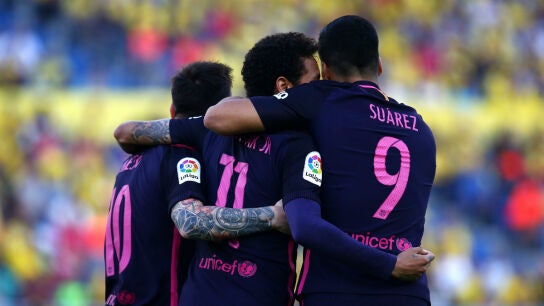 Messi, Su&aacute;rez y Neymar celebran un gol