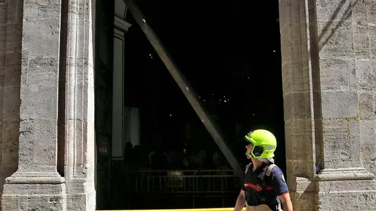 Un bombero observa la puerta de la Basílica de Valencia que se ha descolgado Un bombero observa la puerta de la Basílica de Valencia que se ha descolgado
