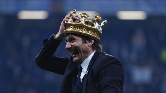 Antonio Conte, con la corona de campe&oacute;n de la Premier