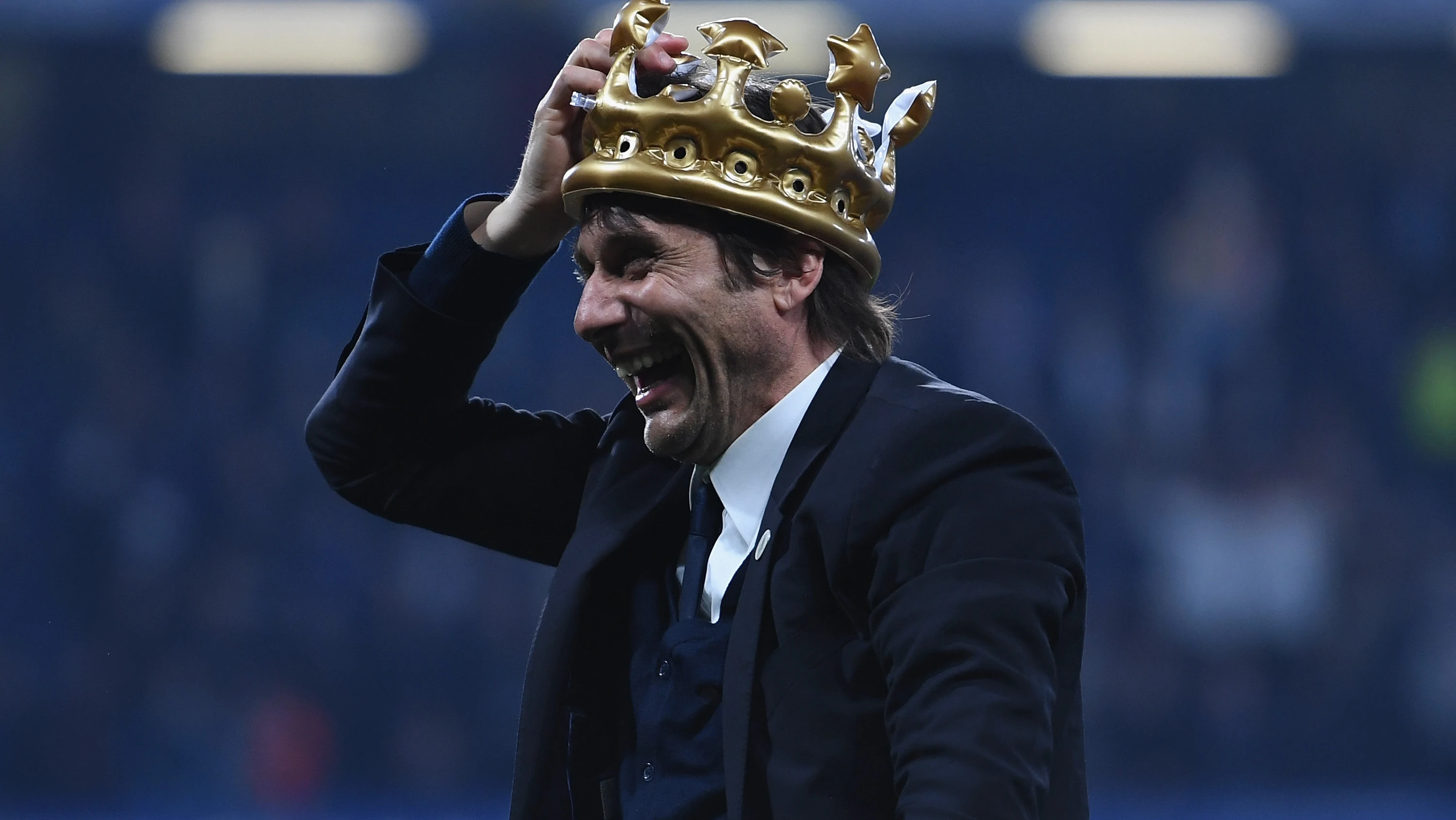 Antonio Conte, con la corona de campeón de la Premier