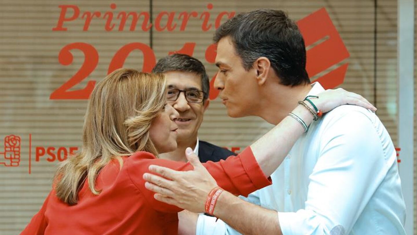Discreto saludo entre Susana D&iacute;az y Pedro S&aacute;nchez en Ferraz, con Patxi L&oacute;pez de testigo