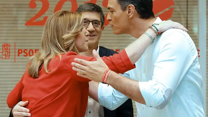 Discreto saludo entre Susana Díaz y Pedro Sánchez en Ferraz, con Patxi López de testigo