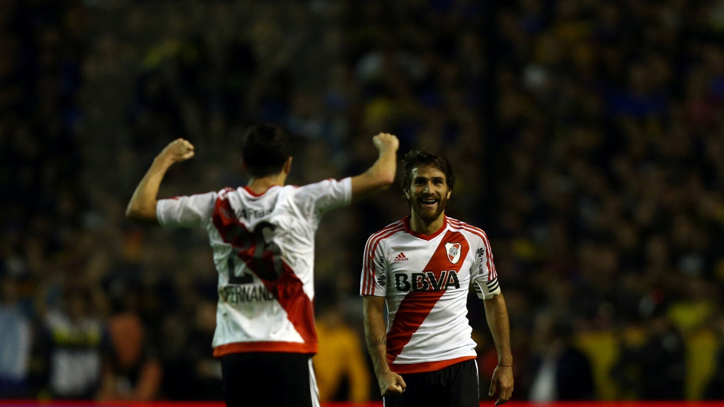  Leonardo Ponzio y Ignacio Fernandez celebran el triunfo ante Boca Juniors