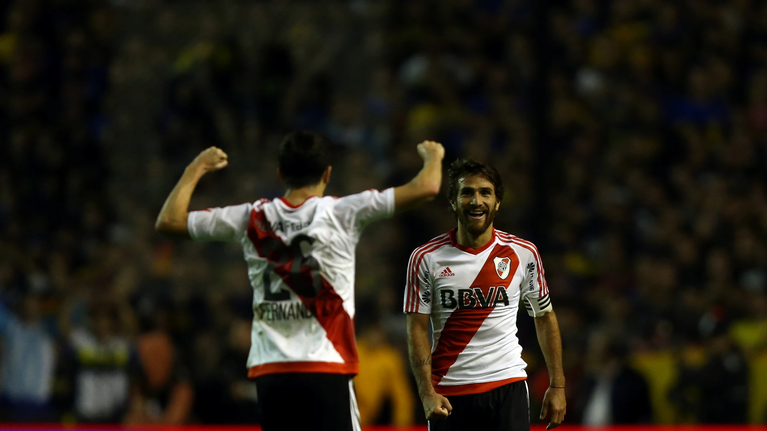  Leonardo Ponzio y Ignacio Fernandez celebran el triunfo ante Boca Juniors