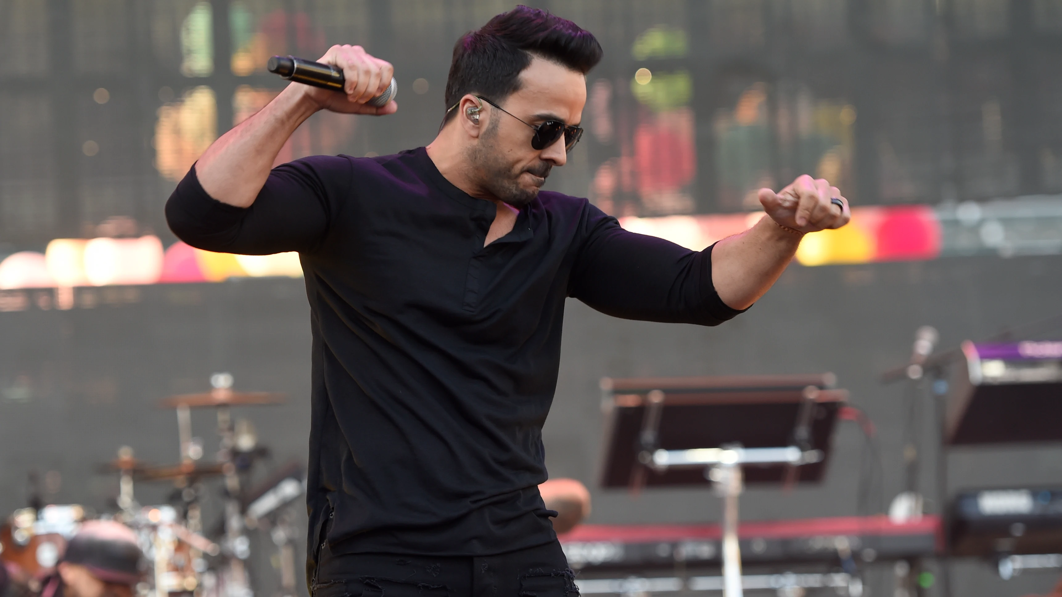 Luis Fonsi enloquece a sus fans sobre el escenario En el Festival Wango Tango