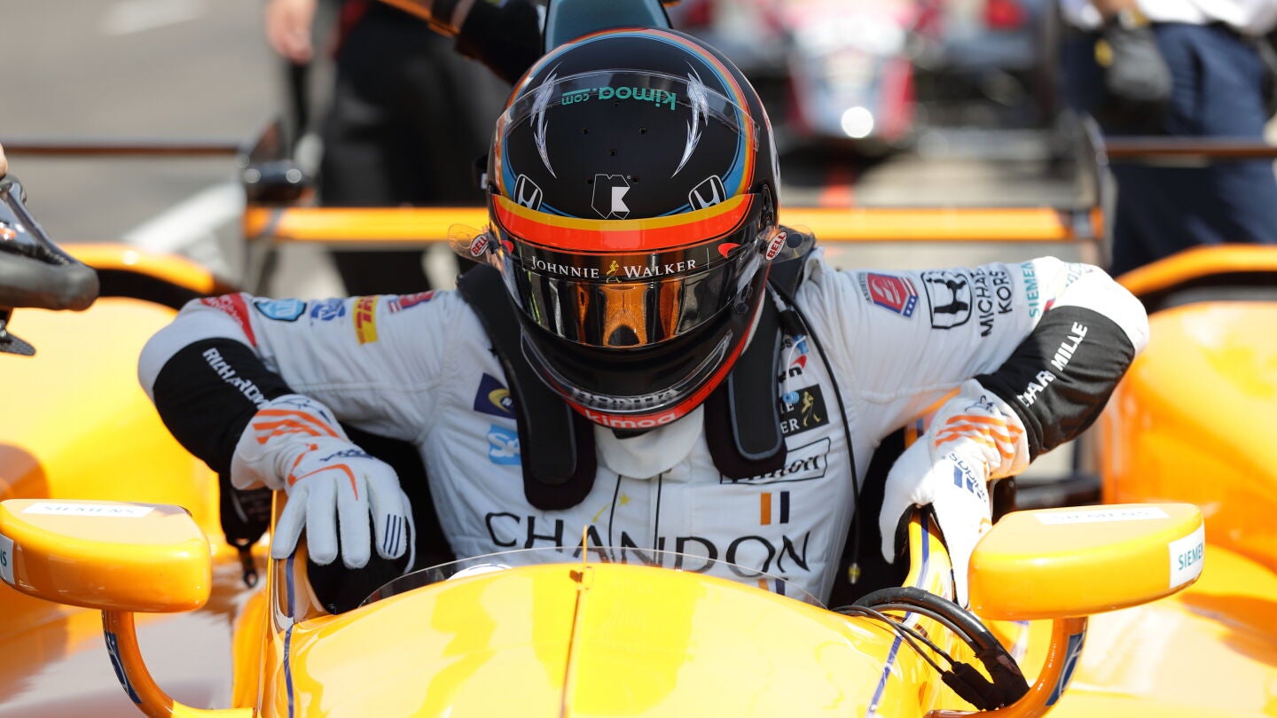 Fernando Alonso se sube a su coche de las 500 millas de Indian&aacute;polis