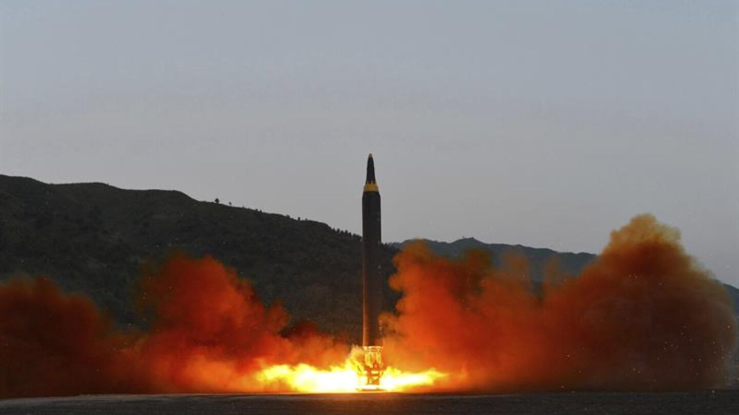 Fotograf&iacute;a que muestra el lanzamiento de un misil en Corea del Norte