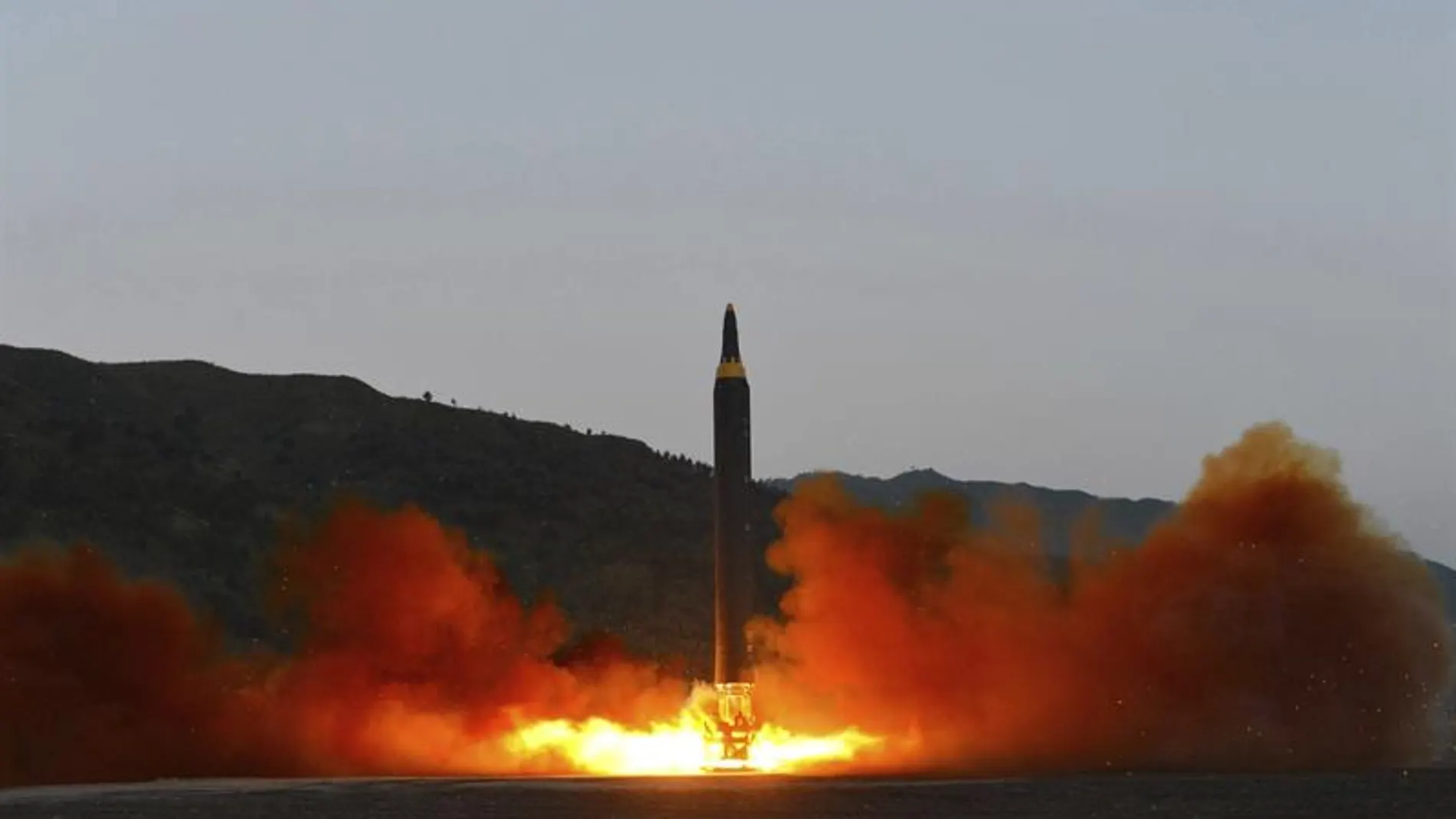 Fotografía que muestra el lanzamiento de un misil en Corea del Norte