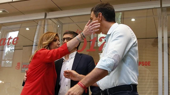 Susana Díaz y Pedro Sánchez se saludan a su llegada a Ferraz Susana Díaz y Pedro Sánchez se saludan a su llegada a Ferraz