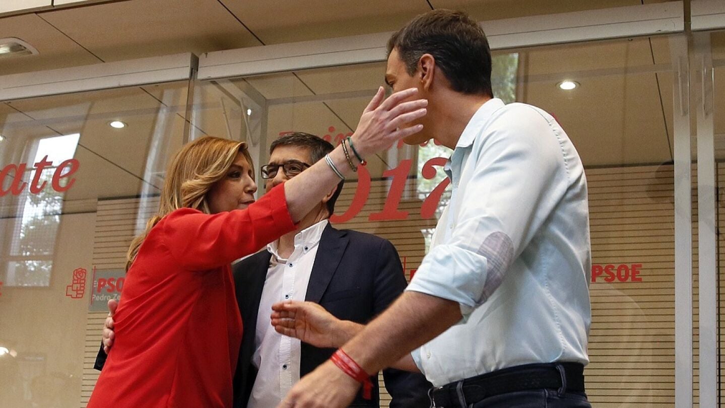 Susana D&iacute;az y Pedro S&aacute;nchez se saludan a su llegada a Ferraz 