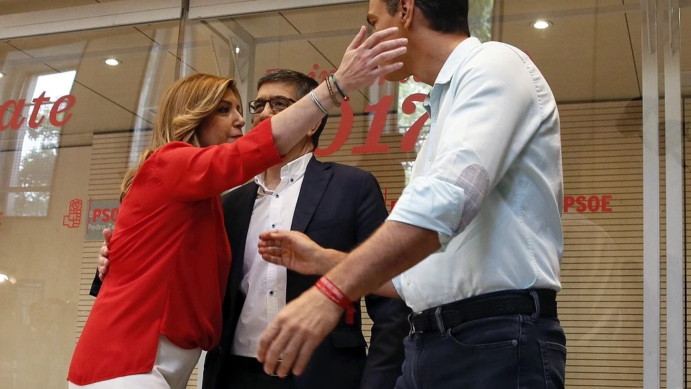 Susana Díaz y Pedro Sánchez se saludan a su llegada a Ferraz 