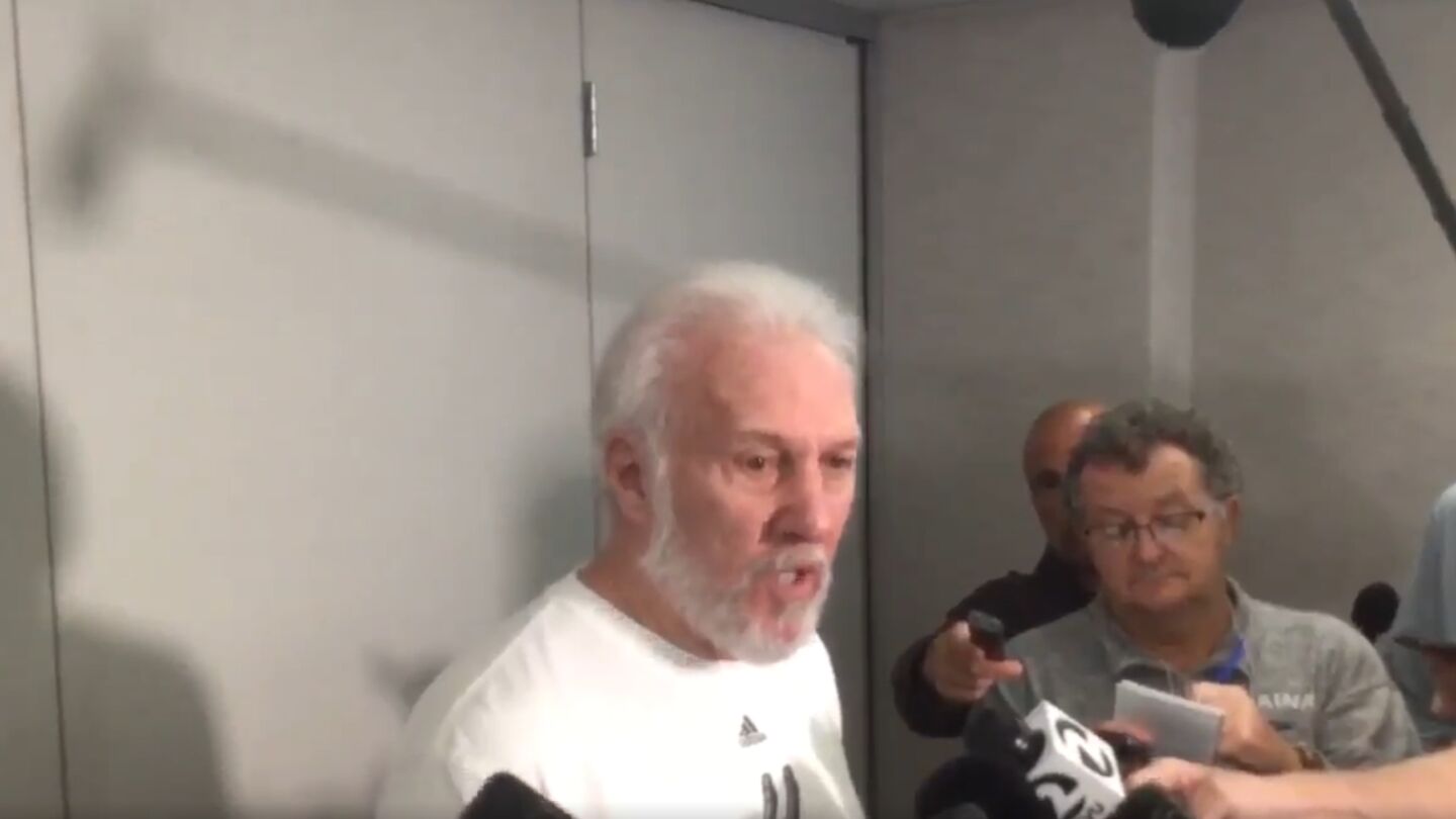 Gregg Popovich, hablando con los medios