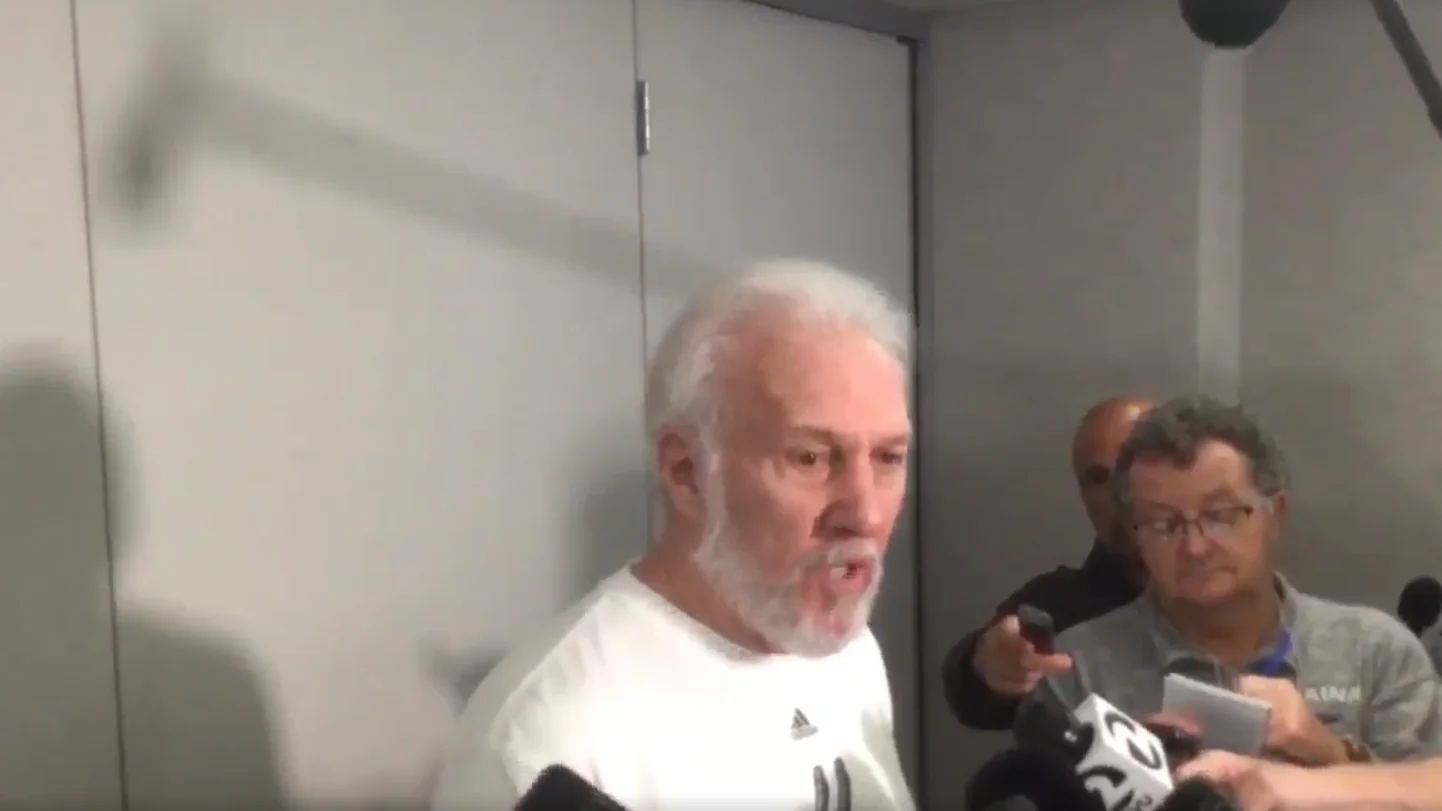 Gregg Popovich, hablando con los medios