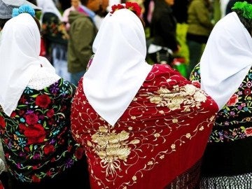 Tres madrileñas celebran San Isidro Tres madrileñas celebran San Isidro