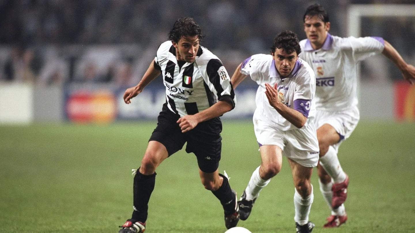 Del Piero avanza con el balón ante la defensa de Sanchís Del Piero avanza con el balón ante la defensa de Sanchís
