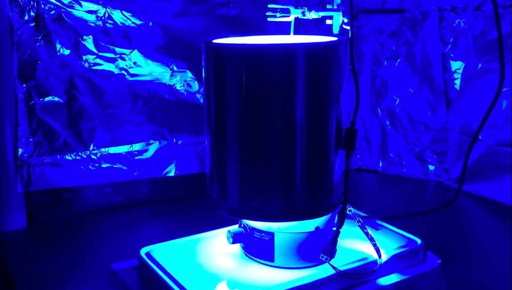 Los investigadores utilizaron un fotorreactor que emitía luz azul