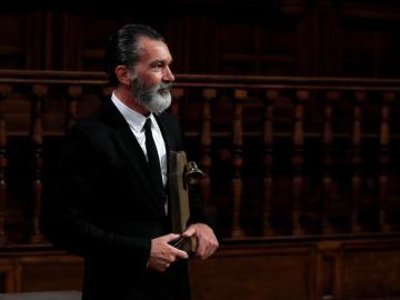 El actor Antonio Banderas tras recibir un premio El actor Antonio Banderas tras recibir un premio