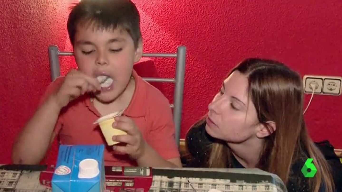 M&oacute;nica y su hijo &Aacute;ngel, con par&aacute;lisis cerebral