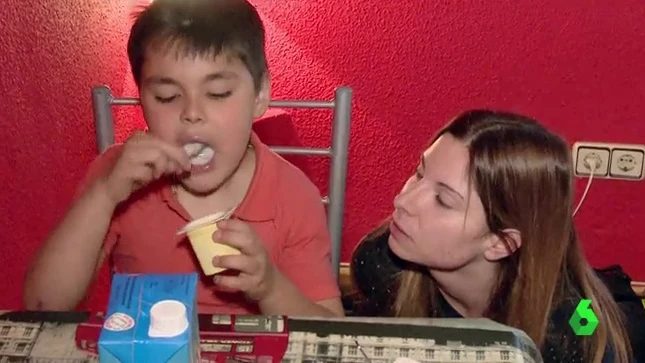 Mónica y su hijo Ángel, con parálisis cerebral