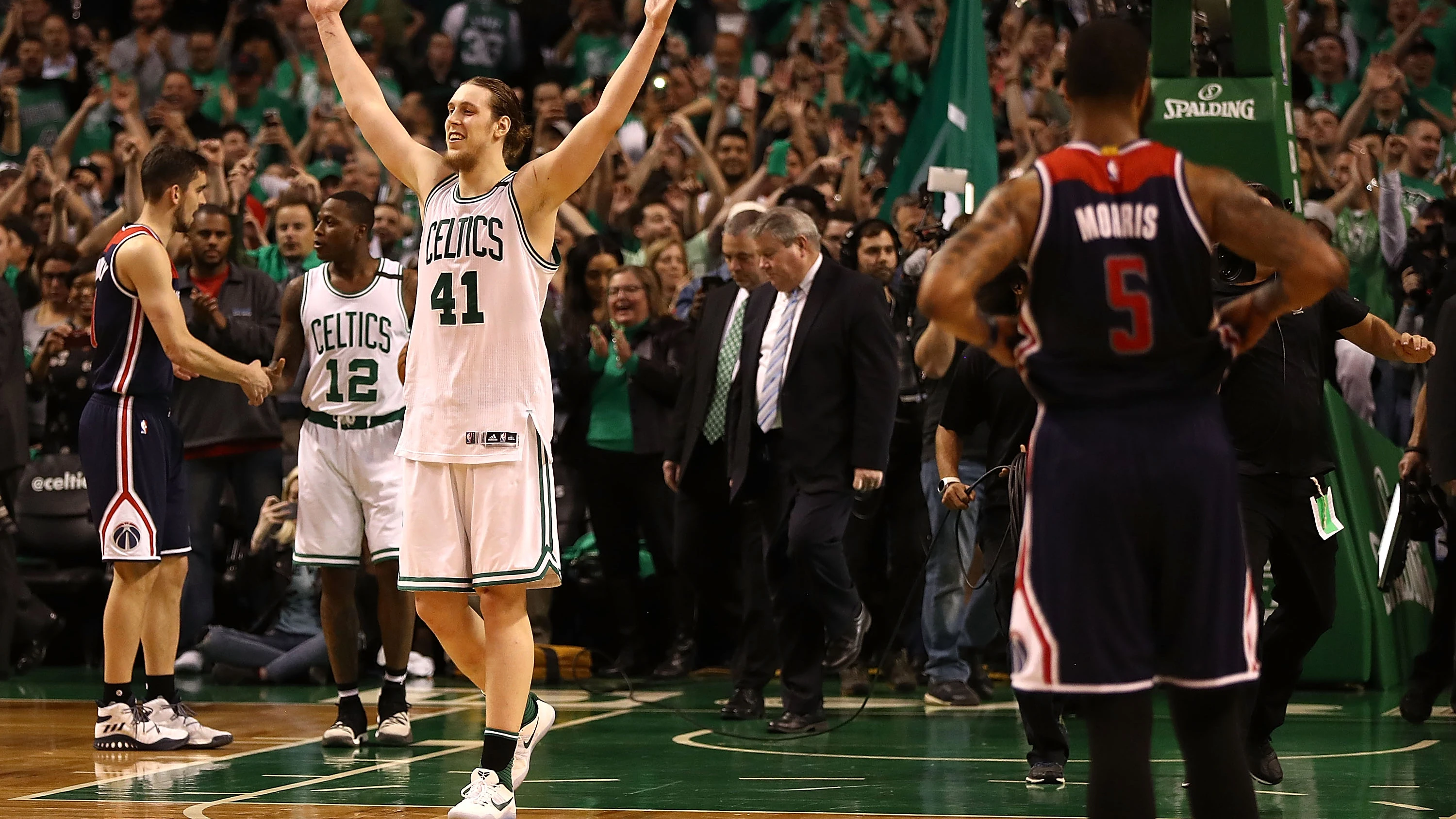 Kelly Olynyk celebra la victoria ante los Wizards