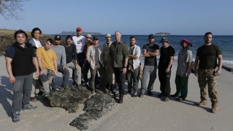 Pedro García Aguado con los participantes de La Isla