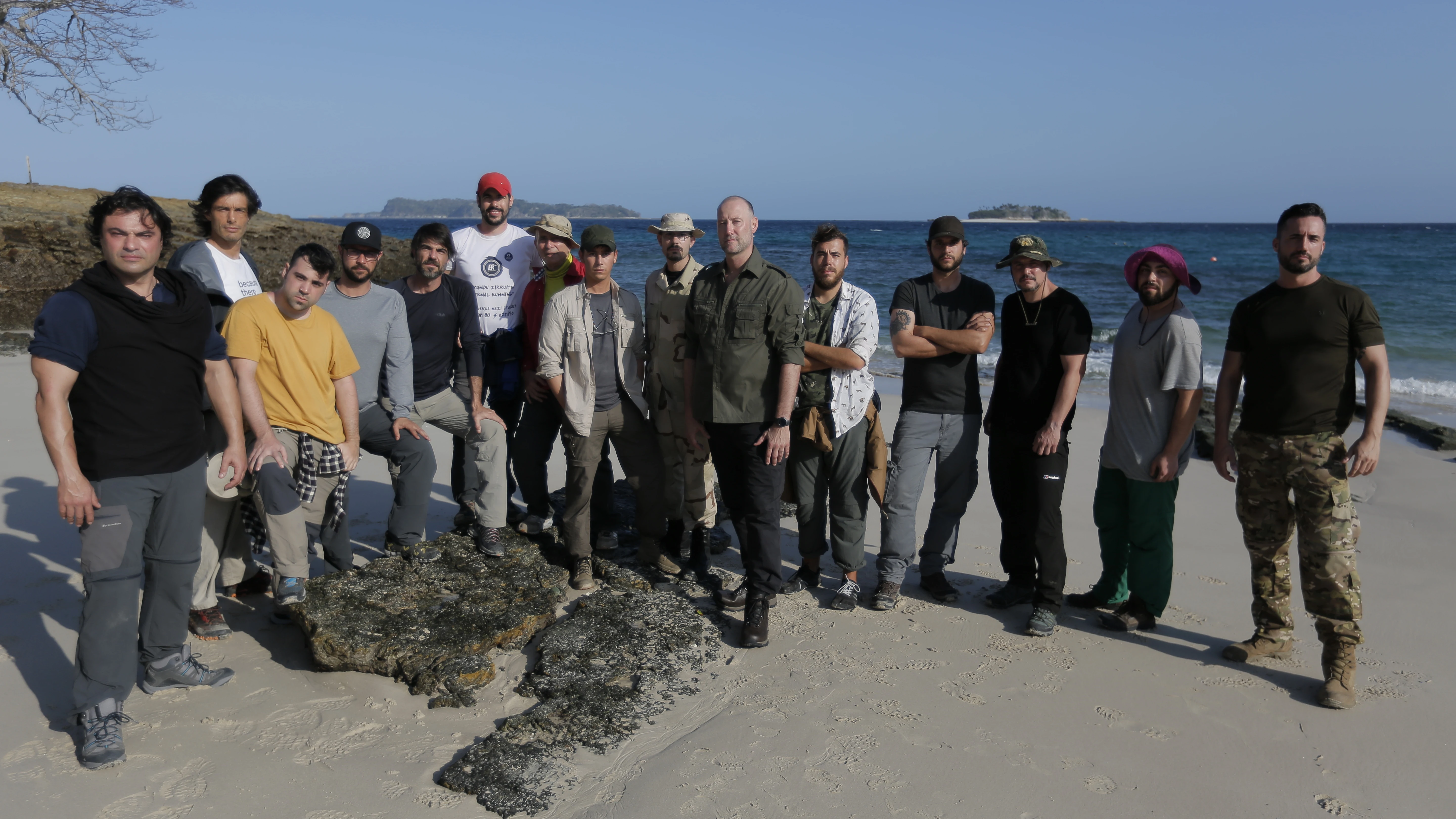 Pedro García Aguado con los participantes de La Isla