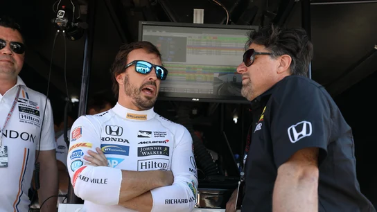 Fernando Alonso conversa con el expiloto estadounidense Michael Andretti Fernando Alonso conversa con el expiloto estadounidense Michael Andretti
