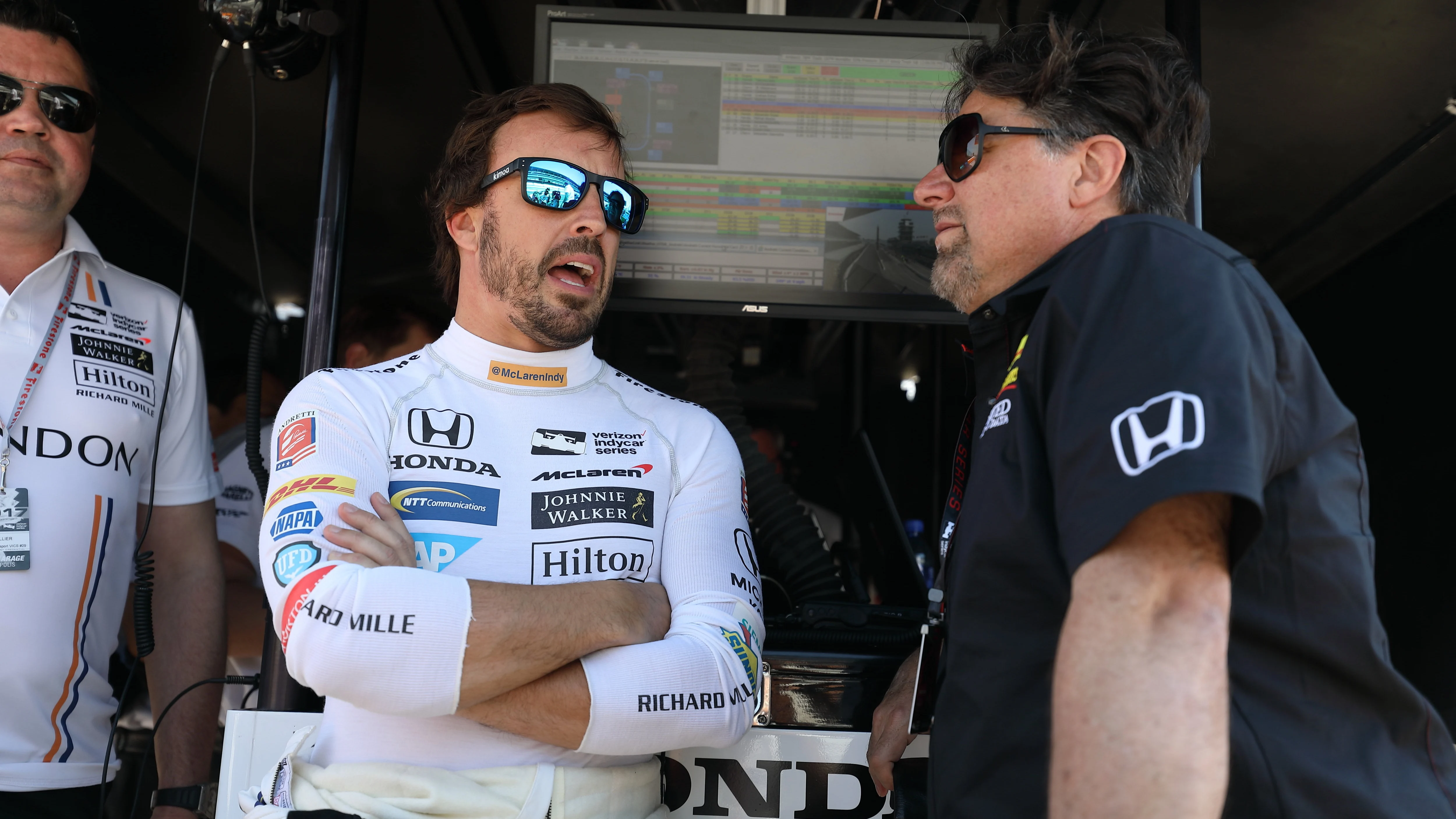 Fernando Alonso conversa con el expiloto estadounidense Michael Andretti