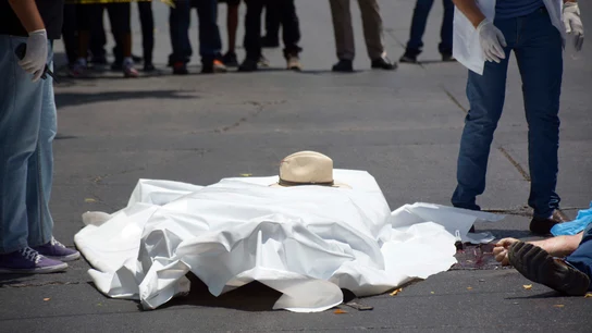 Peritos forenses recogen información en el lugar en el que fue asesinado el periodista y escritor mexicano Javier Valdez Cárdenas Peritos forenses recogen información en el lugar en el que fue asesinado el periodista y escritor mexicano Javier Valdez Cárdenas