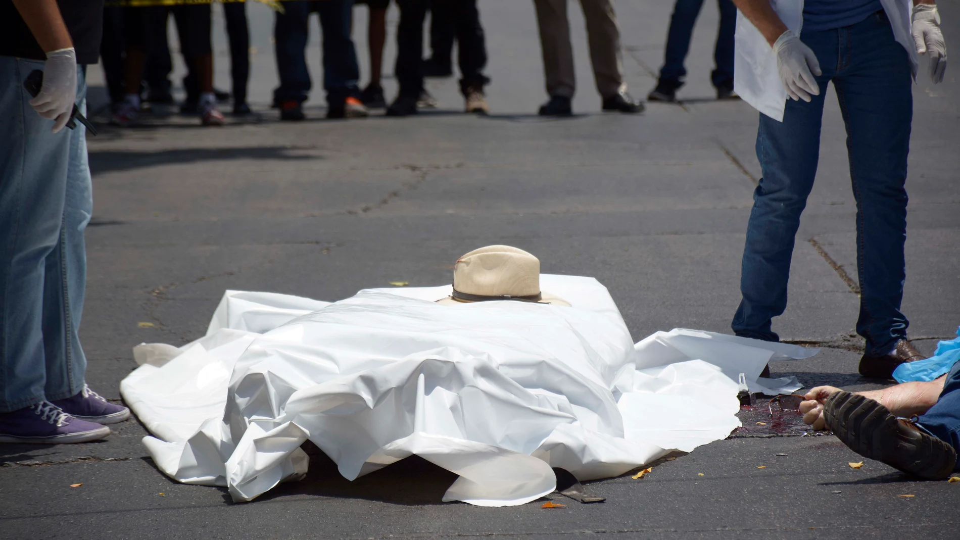 Peritos forenses recogen información en el lugar en el que fue asesinado el periodista y escritor mexicano Javier Valdez Cárdenas
