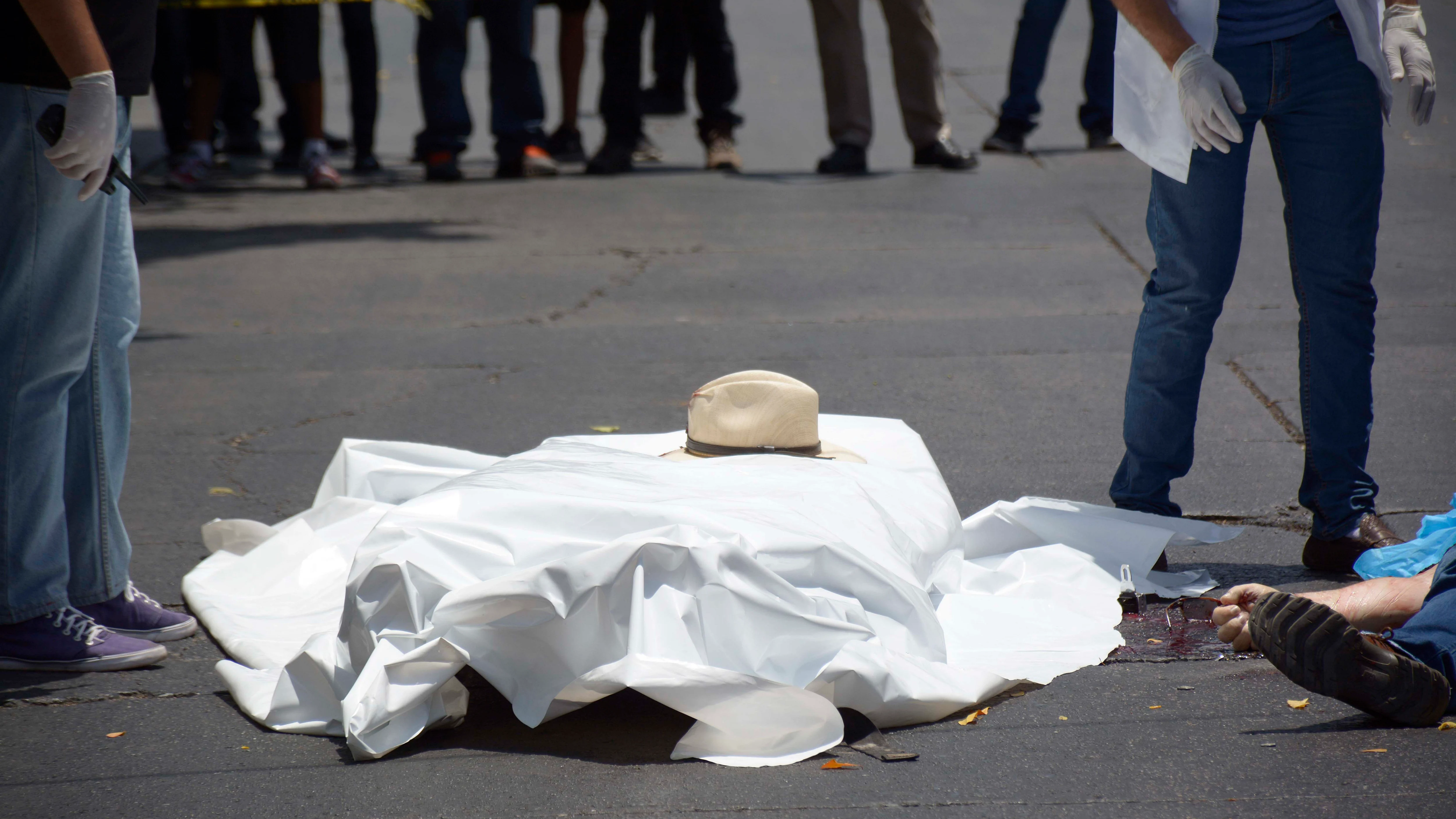 Peritos forenses recogen información en el lugar en el que fue asesinado el periodista y escritor mexicano Javier Valdez Cárdenas